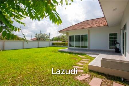 Completely and tastefully renovated house with 3 bedrooms and 3 bathrooms on a large plot