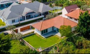 Completely and tastefully renovated house with 3 bedrooms and 3 bathrooms on a large plot