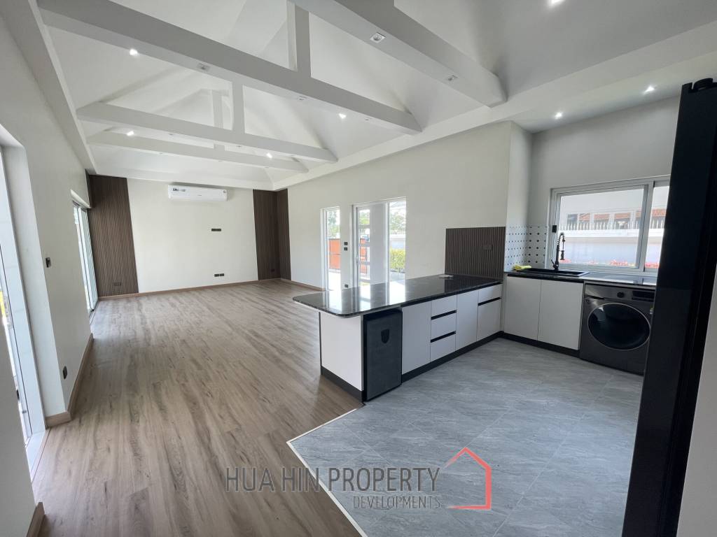 Completely and tastefully renovated house with 3 bedrooms and 3 bathrooms on a large plot