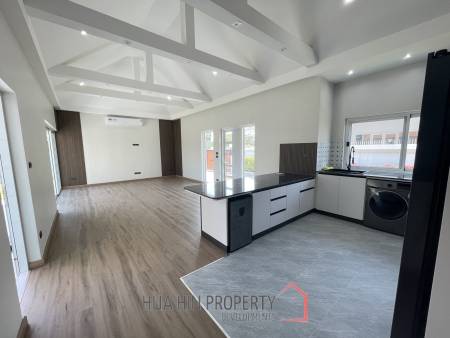 Completely and tastefully renovated house with 3 bedrooms and 3 bathrooms on a large plot