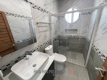 Completely and tastefully renovated house with 3 bedrooms and 3 bathrooms on a large plot