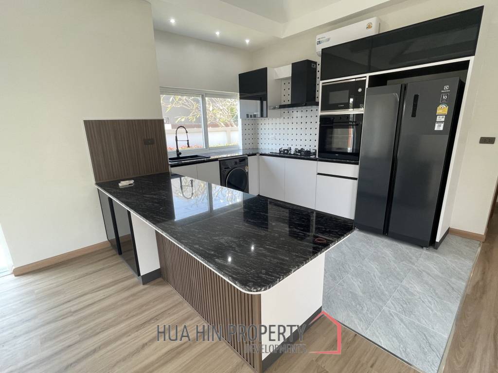 Completely and tastefully renovated house with 3 bedrooms and 3 bathrooms on a large plot
