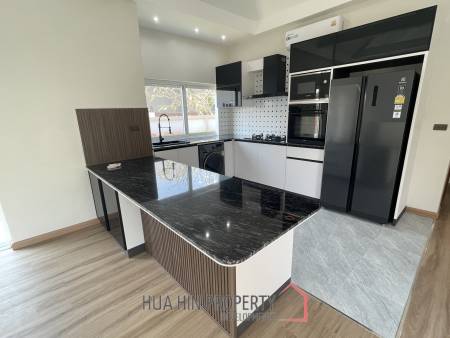 Completely and tastefully renovated house with 3 bedrooms and 3 bathrooms on a large plot