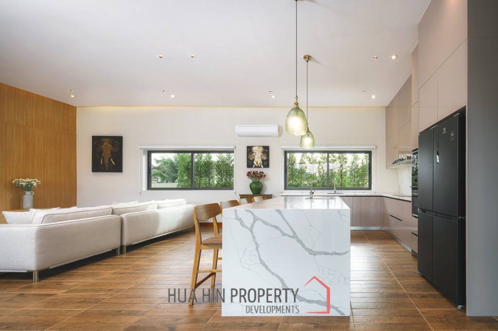 3 Bed 3 Bath 301 SQ.M Panorama Black Mountain
