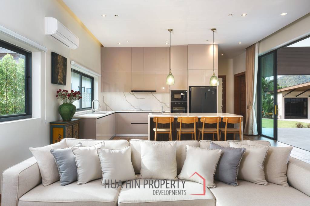 3 Bed 3 Bath 301 SQ.M Panorama Black Mountain