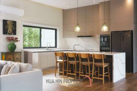 3 Bed 3 Bath 301 SQ.M Panorama Black Mountain