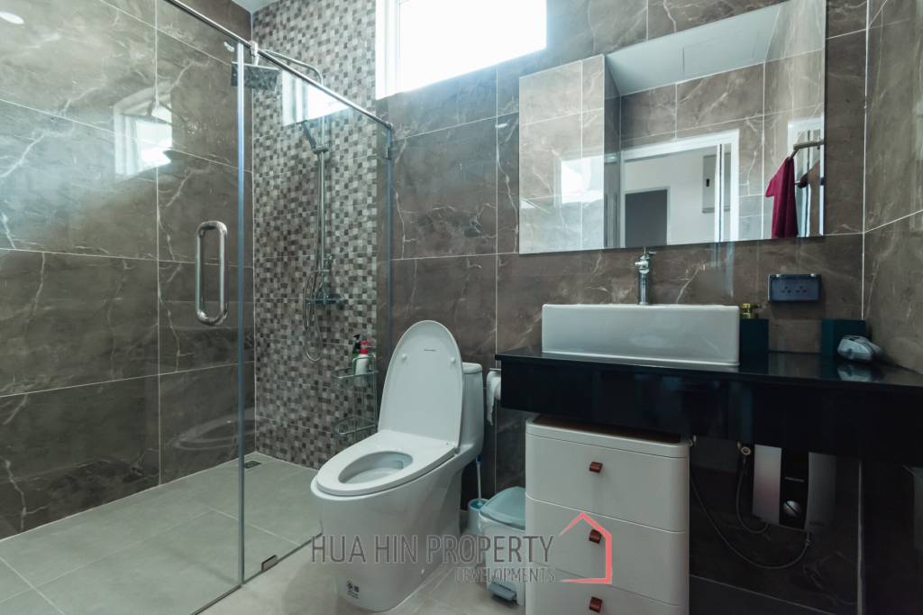 New 3 bed pool Villa with Lake View
