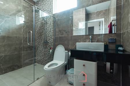 New 3 bed pool Villa with Lake View