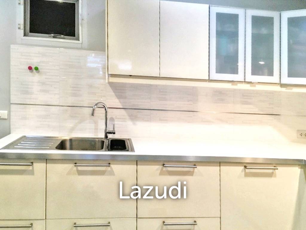 3 Bed 3 Bath 200 SQ.M Thanapat Haus Sathorn-Narathiwas