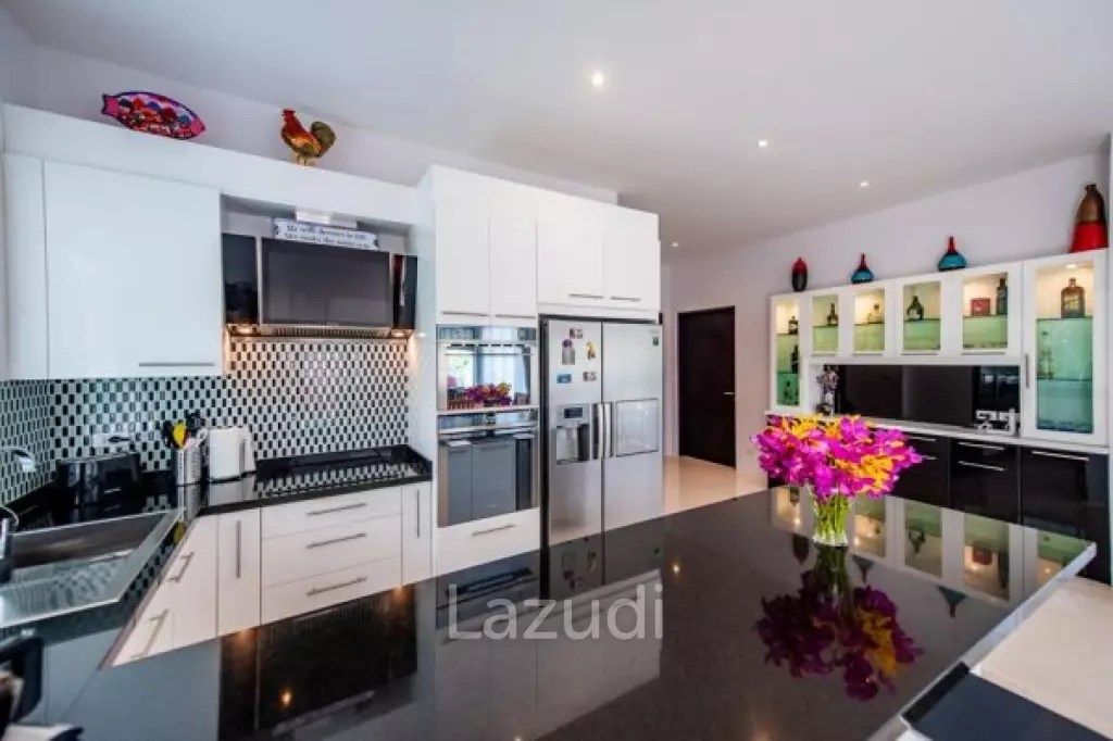 RED MOUNTAIN LUXURY : 3 bed pool villa of high quality and design