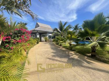 Emerald Resort: villa avec piscine, 2 chambres et 2 salles de bain, décorée avec soin