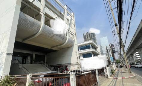Multi-Purpose 3-Story Building for Rent Near BTS Bearing