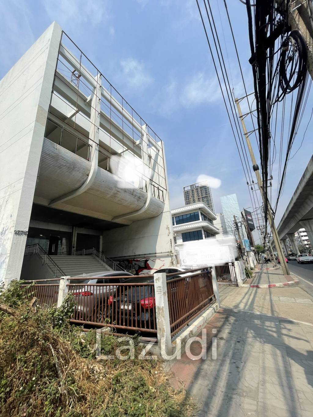Multi-Purpose 3-Story Building for Rent Near BTS Bearing