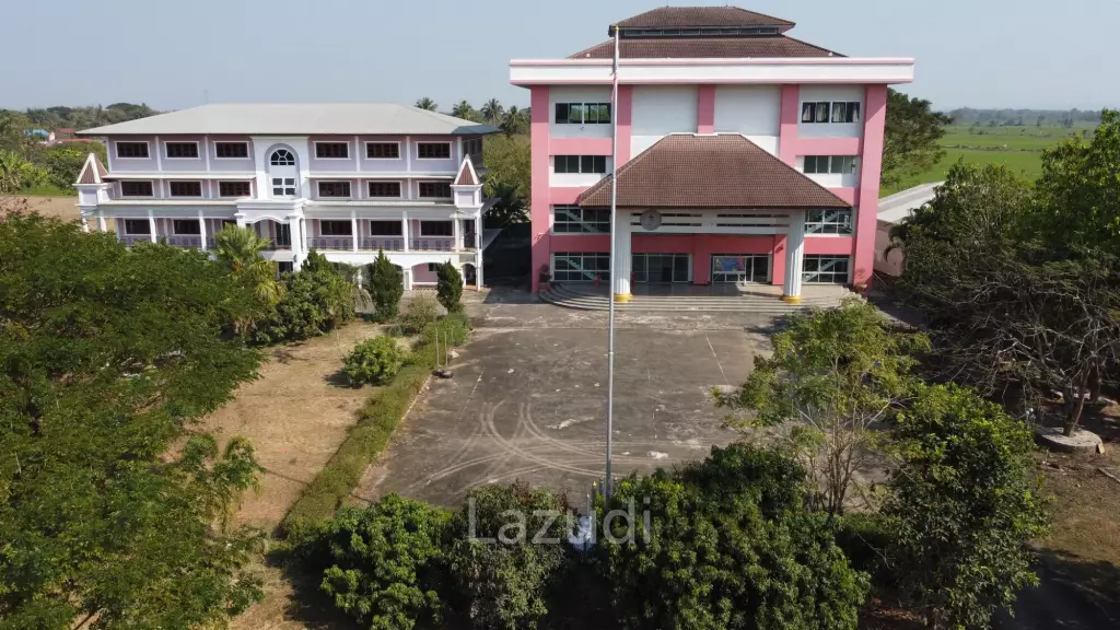 ขายโรงเรียนอาคาร 5 หลังพร้อมที่ดินขนาด 7 ไร่ ที่อ.แม่จัน