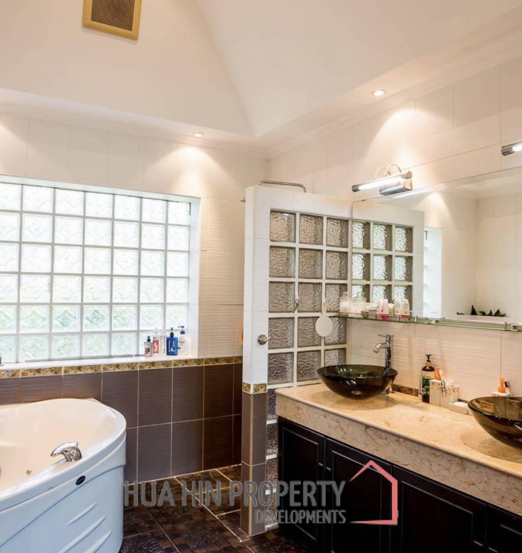 PALM HILL CONDO  : 3 bed modernized condo