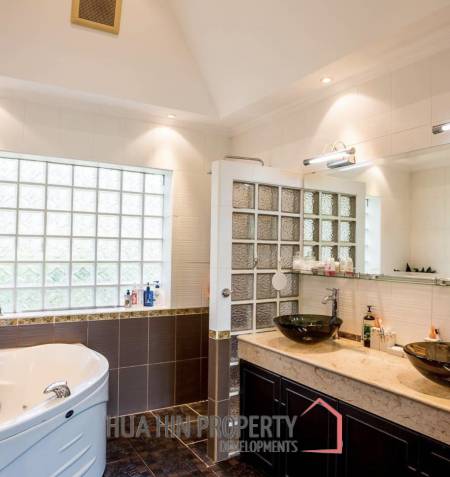 PALM HILL CONDO  : 3 bed modernized condo