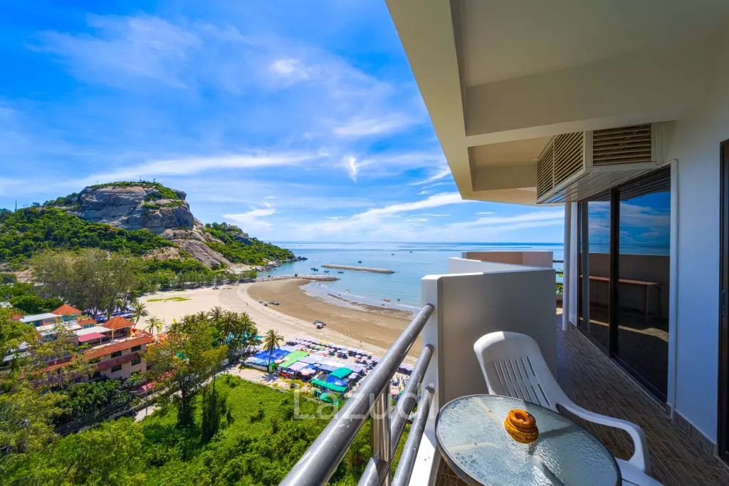 Blue Wawe: Beachfront 2 bed Condo with Seaview! (BW2)