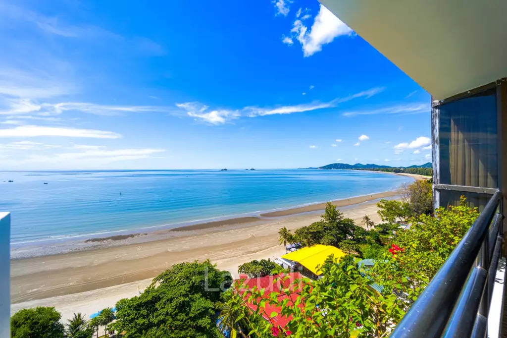 Blue Wawe: Beachfront 2 bed Condo with Seaview! (BW2)