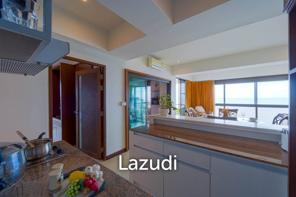 Blue Wawe: Beachfront 2 bed Condo with Seaview! (BW2)