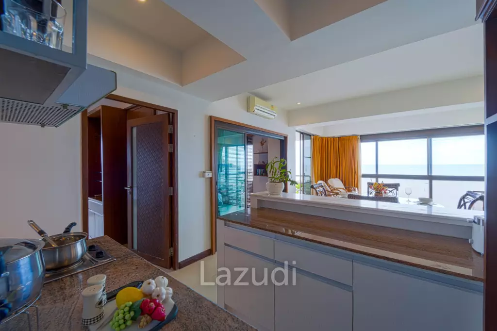 Blue Wawe: Beachfront 2 bed Condo with Seaview! (BW2)