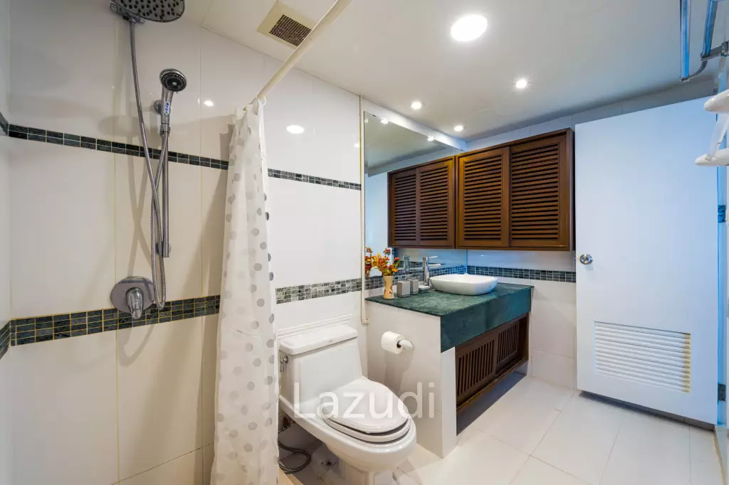 Blue Wawe: Beachfront 2 bed Condo with Seaview! (BW2)
