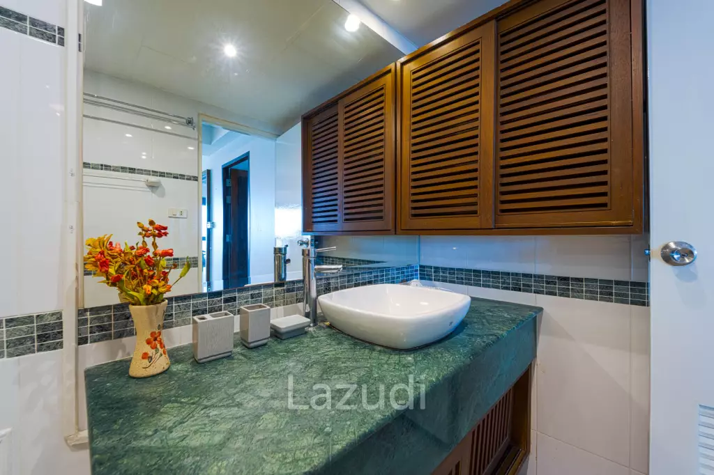 Blue Wawe: Beachfront 2 bed Condo with Seaview! (BW2)