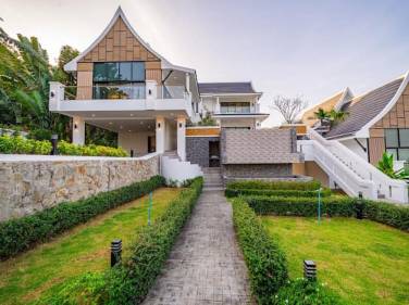 Stunning Seaview Pool Villa with 4 Bedrooms In Chalong