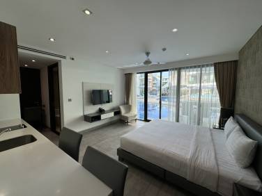 Walk to the beach Condo