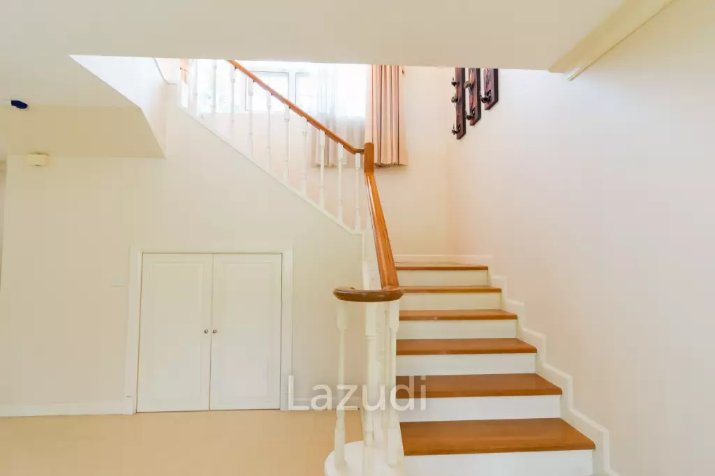 PALM HILLS RESIDENCES : 2 storey main house with 4 bedrooms plus 3 bed guesthouse