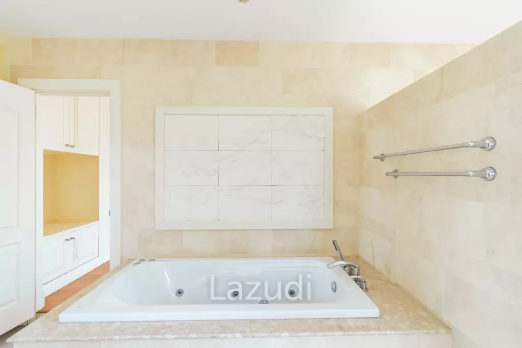 PALM HILLS RESIDENCES : 2 storey main house with 4 bedrooms plus 3 bed guesthouse