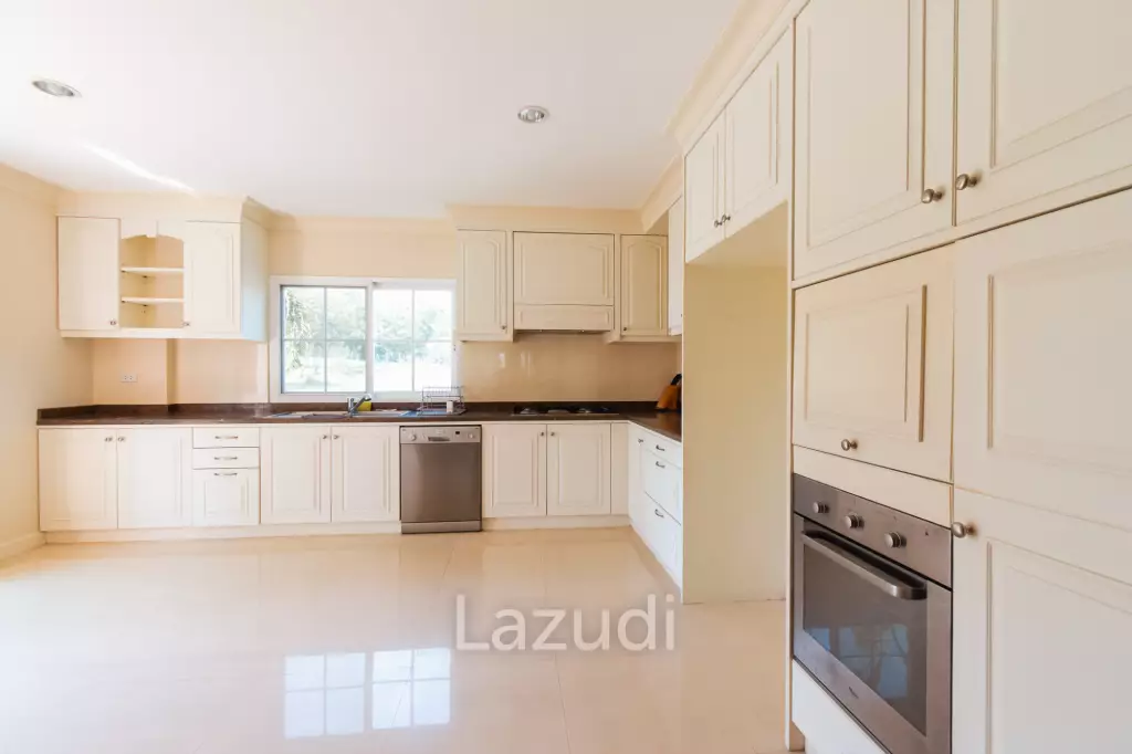 PALM HILLS RESIDENCES : 2 storey main house with 4 bedrooms plus 3 bed guesthouse