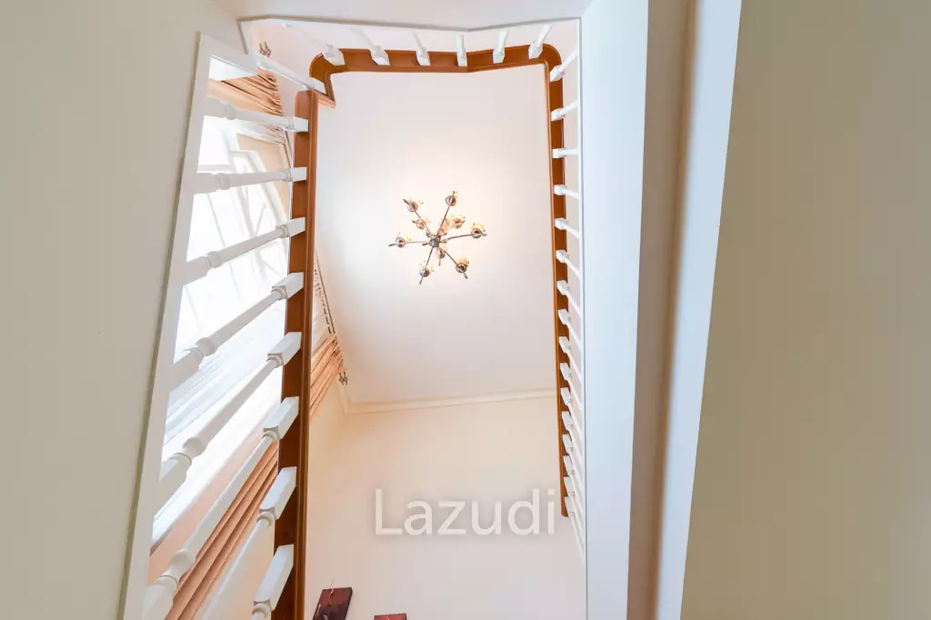 PALM HILLS RESIDENCES : 2 storey main house with 4 bedrooms plus 3 bed guesthouse