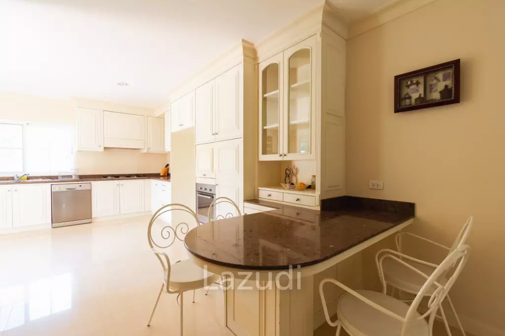 PALM HILLS RESIDENCES : 2 storey main house with 4 bedrooms plus 3 bed guesthouse