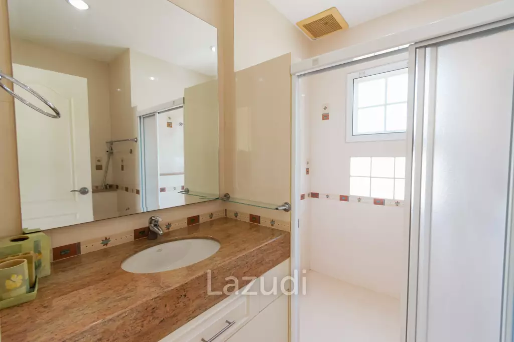PALM HILLS RESIDENCES : 2 storey main house with 4 bedrooms plus 3 bed guesthouse