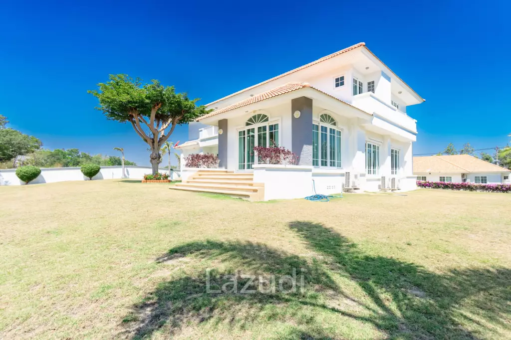 PALM HILLS RESIDENCES : 2 storey main house with 4 bedrooms plus 3 bed guesthouse