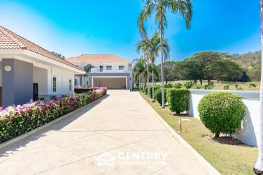 PALM HILLS RESIDENCES : 2 storey main house with 4 bedrooms plus 3 bed guesthouse