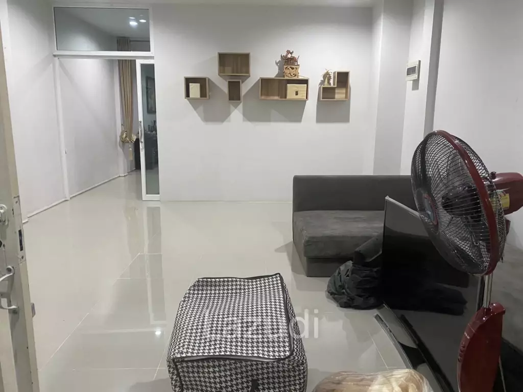 ขายทาวน์เฮ้าส์ 2 ห้องนอนติดกับบายพาสตะวันออก