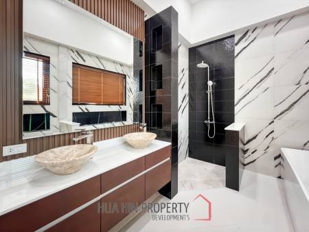 Luxury Modern 3 Bedroom Villa with Private Pool in Soi Hua Hin 102