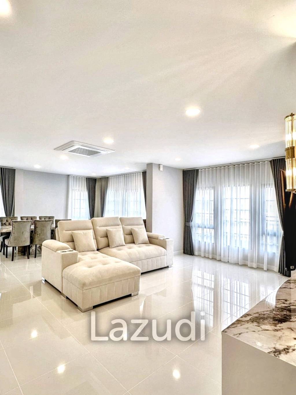 4 Bed 5 Bath 303 SQ.M Centro Bangna 2