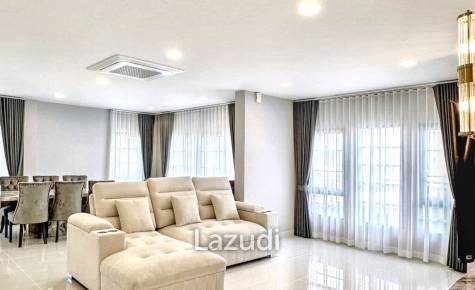 4 Bed 5 Bath 303 SQ.M Centro Bangna 2