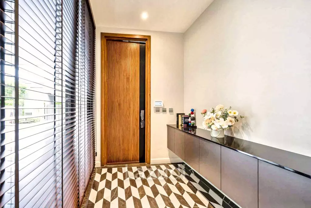 5 Bed 7 Bath 698 SQ.M Bugaan Pattanakarn