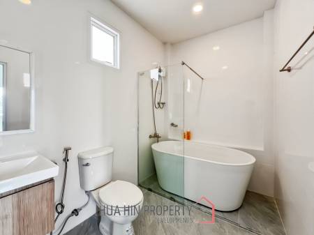 Modern 3.5 Bedroom Pool Villa in Hua Hin with Scenic Mountain View For Sale/Rent