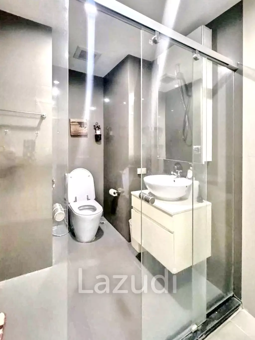 2 Bedrooms 2 Bathrooms 80 SQ.M Siri On 8