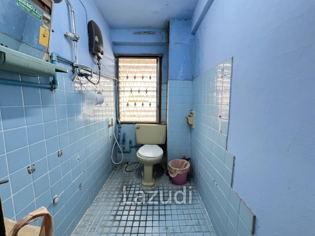 Sell Out Bar and 3-Storey Building in Jetyod Rd. area