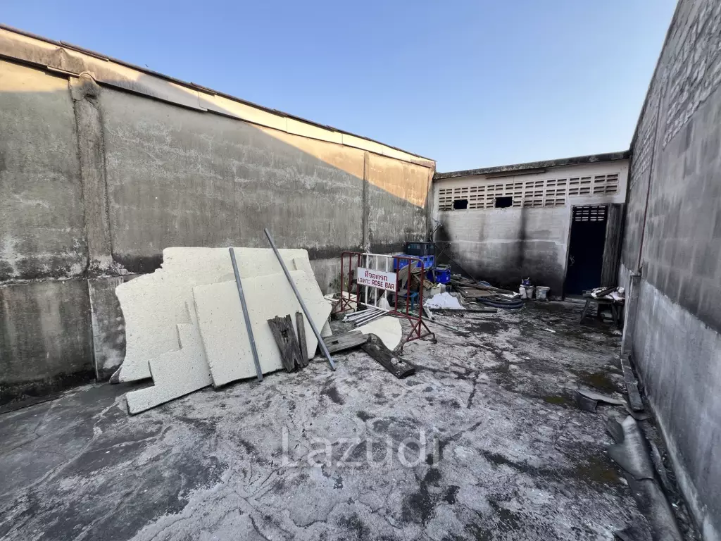 Sell Out Bar and 3-Storey Building in Jetyod Rd. area