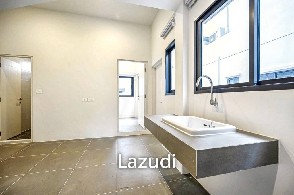 5 Bed 6 Bath 687 SQ.M Narasiri Krungthep Kreetha