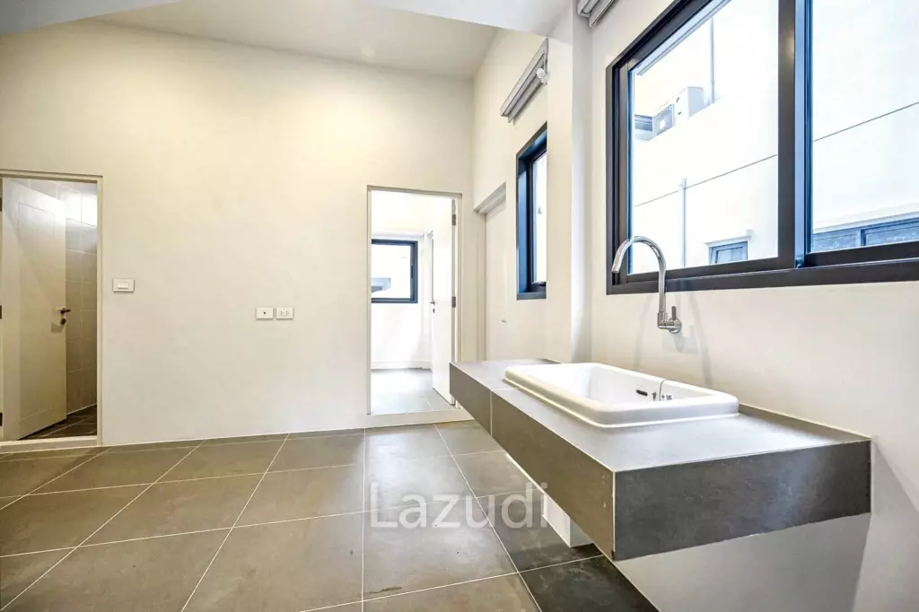 5 Bed 6 Bath 687 SQ.M Narasiri Krungthep Kreetha