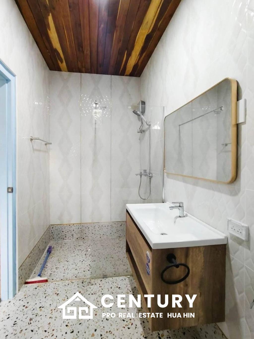 STUNNING BEACH VILLA IN KHAO TAO : 4 bed perfect for investment