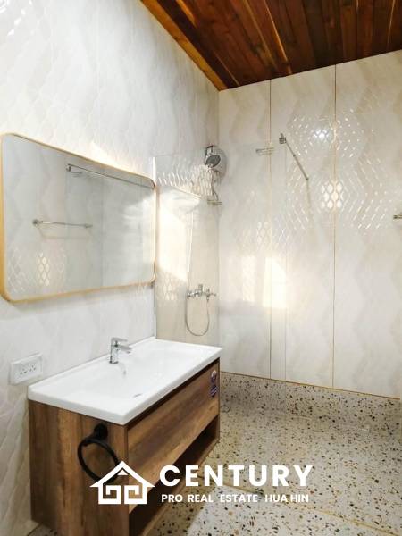 STUNNING BEACH VILLA IN KHAO TAO : 4 bed perfect for investment