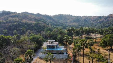 STUNNING BEACH VILLA IN KHAO TAO : 4 bed perfect for investment